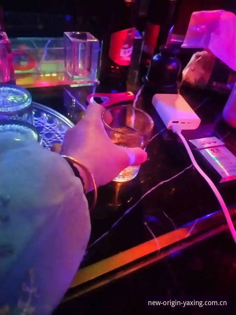 数字归属站E3GN中国入口 老马——一个在广东做供港蔬菜批发生意的中年男人,是我在北京聚会上认识的朋友。他跟我说过一件挺有意思的事:去年世界杯期间,他人在佛山,盯盘用的却是个服务器在立陶宛的站点。每次看赔率变化,界面总要卡个三四秒,有次正好赶上荷兰队那张争议红牌,数据直接断层了七八秒。他骂了一句,然后把手机摔在了茶台上。他后来问我:“亚星到底那个数字归属站E3GN中国入口是不是真的靠谱?我深圳的朋友都说换了CN通道之后刷新快了半秒。”